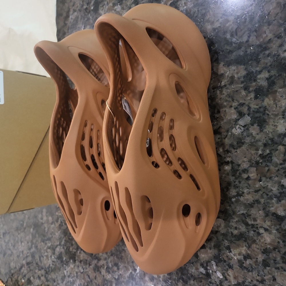 Yeezy Foam RNR - Picture 3 of 9